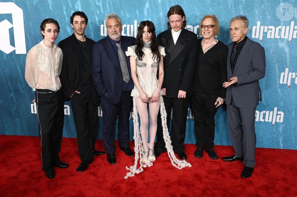 Hollywood, CA La première de 'Dracula' a eu lieu au TCL Chinese Theater à Hollywood, Californie le 03/02/2026.

Sur la photo : Raphael Luce, Ewns Abid, Luc Besson, Zoe Bleu, Caleb Landry Jones, Danny Elfman, Cristoph Waltz 

Photo : Backgrid USA / Bestimage