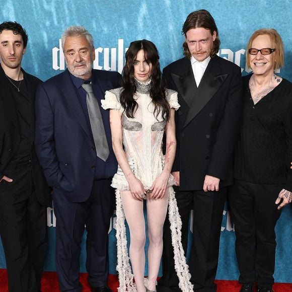 Hollywood, CA La première de 'Dracula' a eu lieu au TCL Chinese Theater à Hollywood, Californie le 03/02/2026.

Sur la photo : Raphael Luce, Ewns Abid, Luc Besson, Zoe Bleu, Caleb Landry Jones, Danny Elfman, Cristoph Waltz 

Photo : Backgrid USA / Bestimage