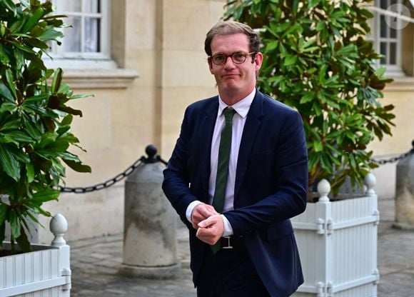 Le député et conseiller municipal d'Ensemble pour la République à Saint-Cloud, Pierre Cazeneuve, à son arrivée pour une réunion avec le Premier ministre français dans le cadre des consultations sur la représentation proportionnelle, à l'hôtel Matignon à Paris, France, le 1er mai 2025. © Christian Liewig/Bestimage