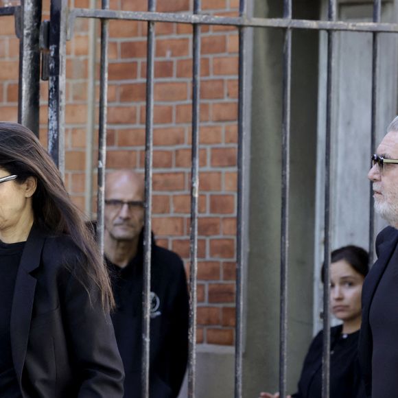 Hoda Roche et son mari Luc Duchêne - Arrivées aux obsèques de N.Farès en l'église Saint-Jean-de-Montmartre à Paris, le 24 avril 2026. N.Farès est décédée le 17 avril 2026 à l'âge de 57 ans, quelques jours après un "incident cardiaque" survenu le 12 avril 2026 dans la piscine du complexe sportif, Blanche (9ème).
© Jacovides / Borde / Bestimage