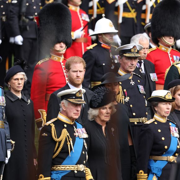 Installé dans une Audi noire, l'ex-époux de Diana Spencer a pris la route en direction de son domaine de Highgrove, dans le Gloucestershire. Toujours selon "The Sun", sa soeur la princesse Anne - qui a quitté les lieux dans une Bentley noire - semble être venue lui rendre visite avant son départ. 


Le roi Charles III d'Angleterre, la reine consort Camilla Parker Bowles, le prince Harry, duc de Sussex, Meghan Markle, duchesse de Sussex, la princesse Anne - Procession du cercueil de la reine Elizabeth II d'Angleterre de l'Abbaye de Westminster à Wellington Arch à Hyde Park Corner (Mirrorpix / Bestimage).