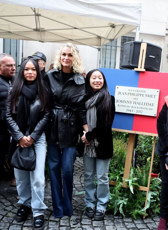 En août dernier, ils s'étaient envolés pour Saint-Barthélemy

Laeticia Hallyday, ses filles Joy et Jade lors de l'inauguration d'une plaque commémorative en hommage à Johnny Hallyday devant l'immeuble où le chanteur français a grandi dans le 9ème arrondissement de Paris, France, le 22 décembre 2023. © Dominique Jacovides/Bestimage