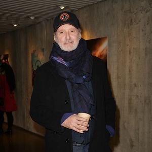 Devenir parent jeune n’a pas été simple : il avoue avoir manqué de disponibilité pour ses deux premiers enfants.

Antoine de Caunes - Soirée Neoverse "Nescafé Dolce Gusto" au Dôme de l'Espace Niemeyer à Paris les 25 et 26 novembre 2025. © Coadic Guirec/Bestimage