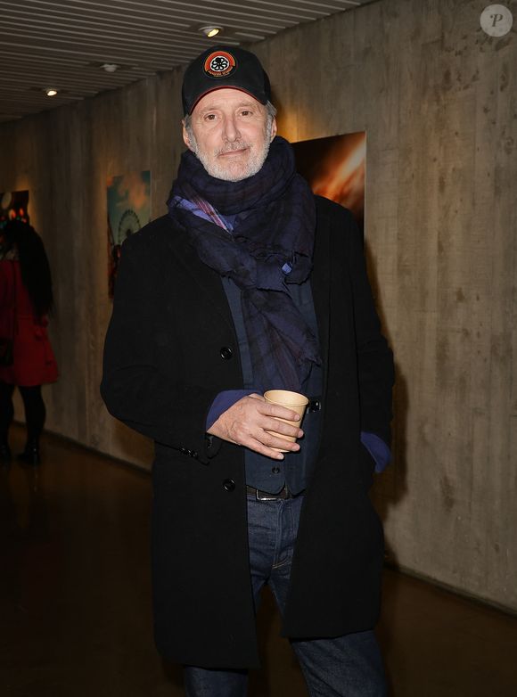 Devenir parent jeune n’a pas été simple : il avoue avoir manqué de disponibilité pour ses deux premiers enfants.

Antoine de Caunes - Soirée Neoverse "Nescafé Dolce Gusto" au Dôme de l'Espace Niemeyer à Paris les 25 et 26 novembre 2025. © Coadic Guirec/Bestimage