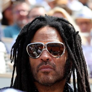 Alors qu'il devait faire vibrer l'Arkéa Arena ce soir même, Lenny Kravitz a été contraint de repousser sa venue à la toute dernière minute pour des raisons de santé.

Lenny Kravitz - Célébrités dans les tribunes de la finale homme des Internationaux de France de Tennis de Roland Garros 2026 le 7 juin 2026. © Jacovides-Moreau/Bestimage