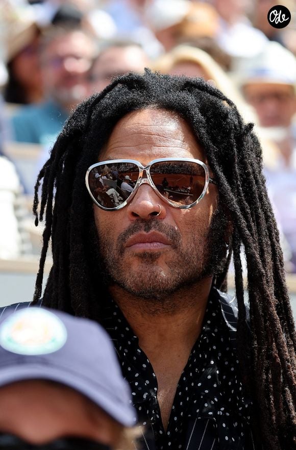 Alors qu'il devait faire vibrer l'Arkéa Arena ce soir même, Lenny Kravitz a été contraint de repousser sa venue à la toute dernière minute pour des raisons de santé.

Lenny Kravitz - Célébrités dans les tribunes de la finale homme des Internationaux de France de Tennis de Roland Garros 2026 le 7 juin 2026. © Jacovides-Moreau/Bestimage