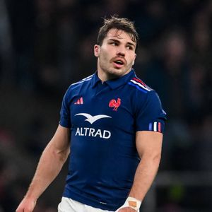 Le rugbyman est en convalescence après une grave blessure

Antoine Dupont au Tournoi des Six Nations, France Angletterre à Twickenham le 8 février 2025 ©Imago/PsnewZ/Bestimage
