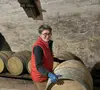 Passionnée par le vin depuis une quinzaine d’années, elle s’est formée au lycée viticole de Beaune et a obtenu un BPREA avant de rejoindre le domaine Tripoz, à Loché.

Carine Bécard, ancienne journaliste reconvertie en vigneronne.