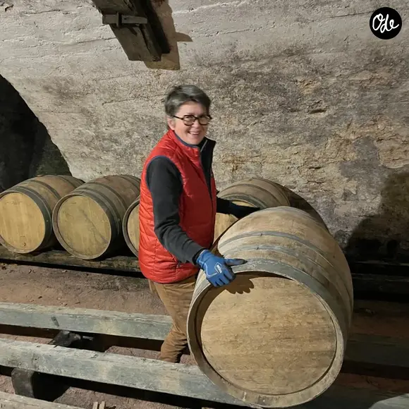 Passionnée par le vin depuis une quinzaine d’années, elle s’est formée au lycée viticole de Beaune et a obtenu un BPREA avant de rejoindre le domaine Tripoz, à Loché.

Carine Bécard, ancienne journaliste reconvertie en vigneronne.