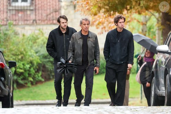 Exclusif - Paul Belmondo et ses fils Victor Belmondo, Alessandro Belmondo - Arrivées aux obsèques d’Alain Belmondo au crématorium du Père-Lachaise à Paris, France, le 4 septembre 2025. © Dominique Jacovides/Bestimage