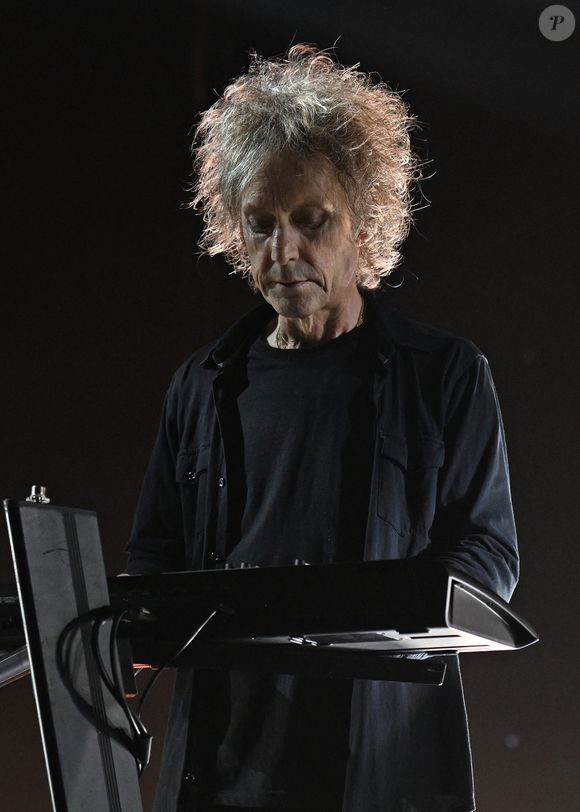 Le groupe a annoncé son décès, survenu à Noël après une courte maladie.

Perry Bamonte, guitariste et claviériste de The Cure, groupe post-punk influent connu pour ses ambiances sombres et gothiques associées à des hymnes pop brillants comme "Friday I'm in Love", est décédé. Il avait 65 ans.
Backgrid USA / Bestimage