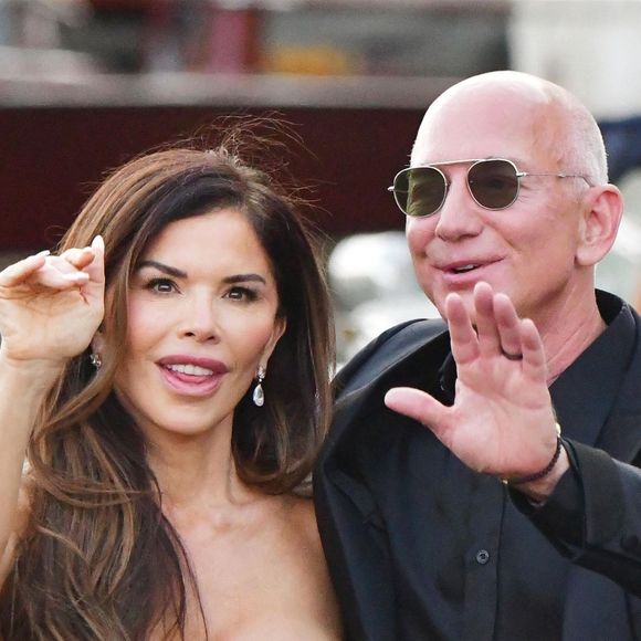 Aucune plainte officielle n'a cependant été déposée à ce sujet pour l'instant

Jeff Bezos et sa femme Lauren Sanchez au lendemain de leur cérémonie de mariage à Venise en Italie le samedi 28 juin 2025.
Crédit : Backgrid UK/ Bestimage