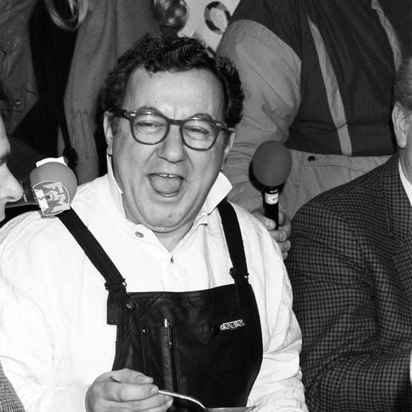 Coluche lors de l'inauguration du Resto du Coeur de liege en Belgique le 22 fevrier 1986 - Photo by Houet M/Belpress/ANDBZ/ABACAPRESS.COM