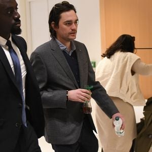 Alain-Fabien Delon arrive au tribunal correctionnel de Paris pour avoir enregistré et diffusé avec son frère Anthony Delon une conversation de leur sœur, Anouchka, avec leur père, le 5 janvier 2024, à l'époque où les désaccords de la fratrie concernant la santé d'Alain Delon, à Paris, France, le 17 mars 2026. Anthony Delon et Anouchka sont absents. © Clément Prioli/Bestimage