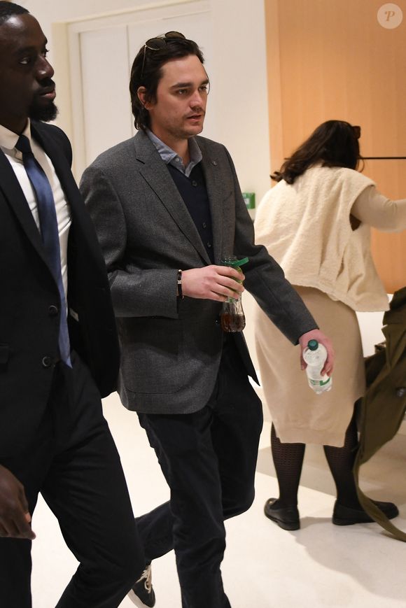 Alain-Fabien Delon arrive au tribunal correctionnel de Paris pour avoir enregistré et diffusé avec son frère Anthony Delon une conversation de leur sœur, Anouchka, avec leur père, le 5 janvier 2024, à l'époque où les désaccords de la fratrie concernant la santé d'Alain Delon, à Paris, France, le 17 mars 2026. Anthony Delon et Anouchka sont absents. © Clément Prioli/Bestimage