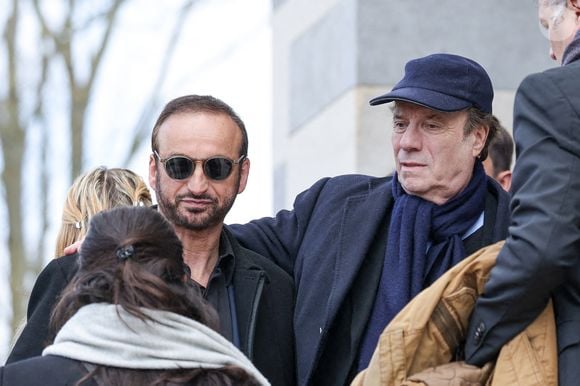 Le veuf Michel Ferracci et Daniel Russo aux arrivées des obsèques d'Emilie Dequenne au cimetière Père Lachaise à Paris, France, le 26 mars 2025. © Cyril Moreau/Bestimage