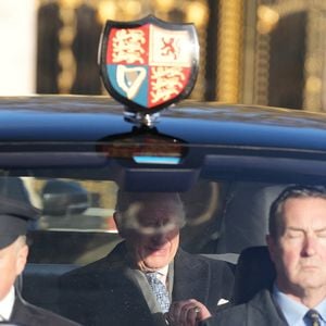 En fin de matinée, l'ex-mari de Diana Spencer a d'ailleurs été aperçu arrivant au palais avec son secrétaire privé Sir Clive Alderton.

Le roi Charles III d'Angleterre  - Arrivées au déjeuner de Noël au palais de Buckingham à Londres le 19 décembre 2024.