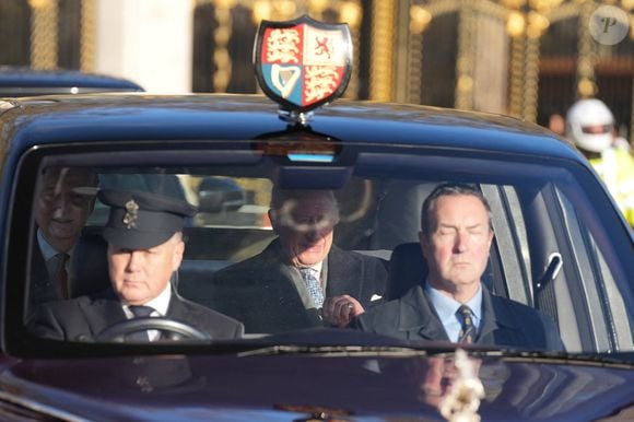 En fin de matinée, l'ex-mari de Diana Spencer a d'ailleurs été aperçu arrivant au palais avec son secrétaire privé Sir Clive Alderton.

Le roi Charles III d'Angleterre  - Arrivées au déjeuner de Noël au palais de Buckingham à Londres le 19 décembre 2024.