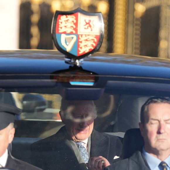 En fin de matinée, l'ex-mari de Diana Spencer a d'ailleurs été aperçu arrivant au palais avec son secrétaire privé Sir Clive Alderton.

Le roi Charles III d'Angleterre  - Arrivées au déjeuner de Noël au palais de Buckingham à Londres le 19 décembre 2024.