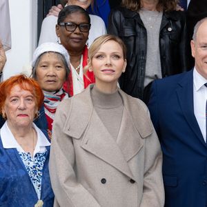 "C'est une proximité qu'on essaie d'entretenir tout au long de l'année en développant des activités qui associent bénévoles et bénéficiaires", a-t-elle ajouté, à propos de cet événement qui a réuni près de 50 personnes. 

Albert et Charlene de Monaco remettent les cadeaux aux personnes âgées au siège de la Croix Rouge, dans le cadre des célébrations de la Fête Nationale monégasque, le 14 novembre 2025. © Olivier Huitel / Pool Monaco / Bestimage