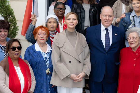"C'est une proximité qu'on essaie d'entretenir tout au long de l'année en développant des activités qui associent bénévoles et bénéficiaires", a-t-elle ajouté, à propos de cet événement qui a réuni près de 50 personnes. 

Albert et Charlene de Monaco remettent les cadeaux aux personnes âgées au siège de la Croix Rouge, dans le cadre des célébrations de la Fête Nationale monégasque, le 14 novembre 2025. © Olivier Huitel / Pool Monaco / Bestimage