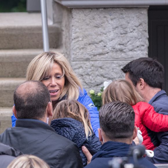mais qui n'est plus un havre de tranquillité depuis la première élection de son mari.

Brigitte Macron (Trogneux) reçoit sa fille Tiphaine, son gendre Antoine et leurs enfants Aurèle et Elise, pour l'anniversaire de cette dernière, à son domicile au Touquet. Le 6 mai 2017
© Cyril Moreau / Bestimage