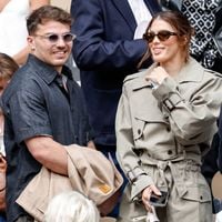 Iris Mittenaere et sa mère Laurence Remond aux premières loges pour soutenir Antoine Dupont lors du match Ecosse - France