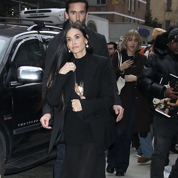 New York, NY - Demi Moore a amené son adorable chien Pilaf à la projection de son film "The Substance" au Robin Williams Center Foundation Theater à New York. L'actrice a ensuite pris le temps de signer des autographes pour ses fans, partageant des moments chaleureux avec la foule.



Pictured: Demi Moore