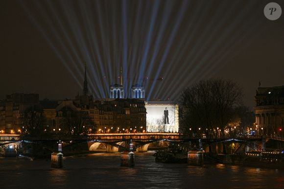 Qui rouvrait ses portes le 7 décembre dernier au public 5 ans après l'incendie qui l'avait en partie détruite 
Préparatifs et essais lumière pour la cérémonie de réouverture de la Cathédrale Notre-Dame de Paris. 
Une cérémonie est prévue le 7 décembre, lors de laquelle Emmanuel Macron doit s’exprimer sur le parvis. Suivra un concert, avec des personnalités de la musique classique, mais aussi Clara Luciani, Garou et Vianney.
Le président, Emmanuel Macron, prononcera un discours sur le parvis de Notre-Dame-de-Paris en fin d’après-midi, juste avant d’assister dans la cathédrale à la cérémonie liturgique de réouverture. A l’issue de cette cérémonie, vers 21 heures, Notre-Dame sera considérée comme rouverte.

Paris le 4 décembre 2024

© Lionel Urman / Bestimage