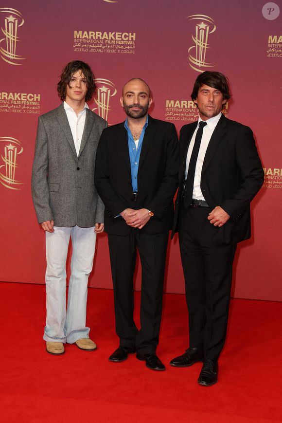 Il est au casting du premier film du photographe Pierre-Ange Carlotti

Paul Kircher, Pierre-Ange Carlotti et Hugo Selignac - Tapis rouge dans le cadre de la 22ème édition du Festival International du Film de Marrakech le 5 décembre 2025. © Dominique Jacovides/Bestimage
