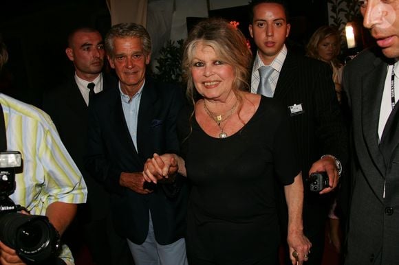 La nonagénaire avait déjà choisi son lieu de repos éternel, loin du caveau familial au cimetière marin de Saint-Tropez. 

Archives - Brigitte Bardot et son mari Bernard d'Ormale lors de la 6ème édition du Festival de la fiction TV à Saint-Tropez, le 18 septembre 2004. © Frédéric Piau/Bestimage