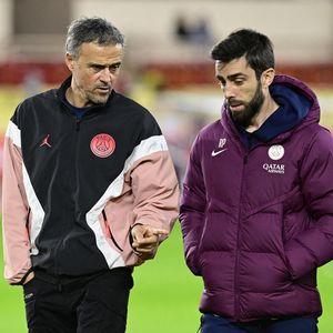 Rafel Pol, le bras droit de Luis Enrique, l'entraîneur du Paris Saint-Germain, est apparu très ému lors du sacre du Paris Saint-Germain en Ligue des champions. / PsnewZ / Bestimage