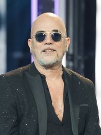 "Il n'y a pas grand chose à voir" : Pascal Obispo installé dans une maison à 600km de Paris, "entouré d'arbres et poissons"