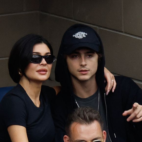 Pourquoi Kylie Jenner n'était-elle pas présent aux SAG Awards ?
Timothée Chalamet et Kylie Jenner lors du match opposant Novak Djokovic et Daniil Medvedev à l'U.S. Open Backgrid USA / Bestimage

Pictured: Kylie Jenner, Timothée Chalamet