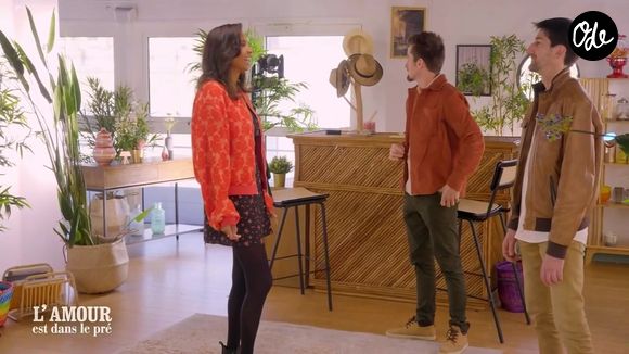Karine Le Marchand accompagne les agriculteurs lors de l’étape incontournable des speed datings de "L'amour est dans le pré".

Des images du speed-dating version 2026 dans la saison 21 de L'amour est dans le pré.