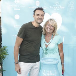 Cyril Lignac, Pascale Perez lors d'un tournoi de pétanque  place des Lices organisé par le magazine Turquoise pour l'association Sourire à la vie à Saint-Tropez le 10 août 2022.

© Jack Tribeca / Bestimage