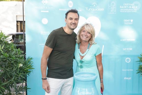 Cyril Lignac, Pascale Perez lors d'un tournoi de pétanque  place des Lices organisé par le magazine Turquoise pour l'association Sourire à la vie à Saint-Tropez le 10 août 2022.

© Jack Tribeca / Bestimage