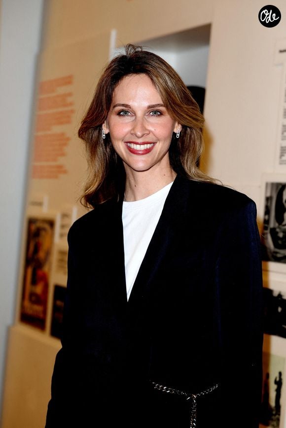 L'animatrice assume donc ces "allers-retours entre ces deux mondes-là", même si elle regrette que ce fonctionnement ne soit pas toujours bien perçu par la société.

Ophélie Meunier - Vernissage de l'exposition "Les grands âges", photographies de Nikos Aliagas au musée de l'Homme à Paris le 7 avril 2026. © Dominique Jacovides/Bestimage