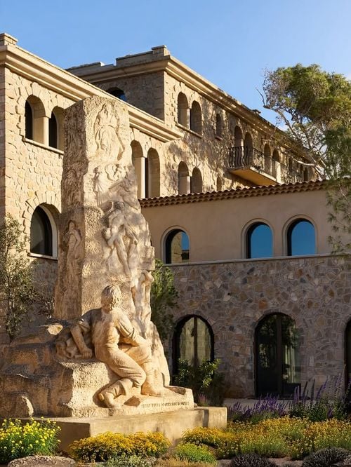 Les premières photos de l'île de Bendor de la famille Ricard, après 20 ans à l'abandon et 120 millions d'euros investis