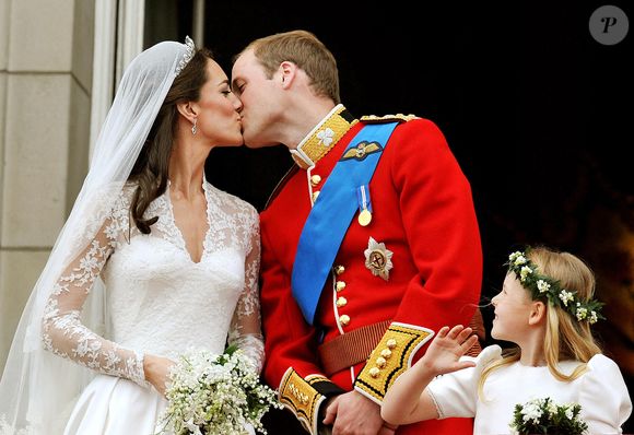 Photo d'archives du 29/04/11 Le prince William et son épouse Kate Middleton (le prince et la princesse de Galles) sur le balcon du palais de Buckingham, à Londres, après leur mariage à l'abbaye de Westminster. John Stillwell/PA Wire