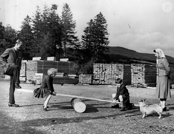 Image de Balmoral au Royaume-Uni en 1957 avec la reine Elizabeth II, le prince Philip et leurs enfants Charles et Anne 
© Keystone Press Agency/Keystone USA via ZUMAPRESS.com