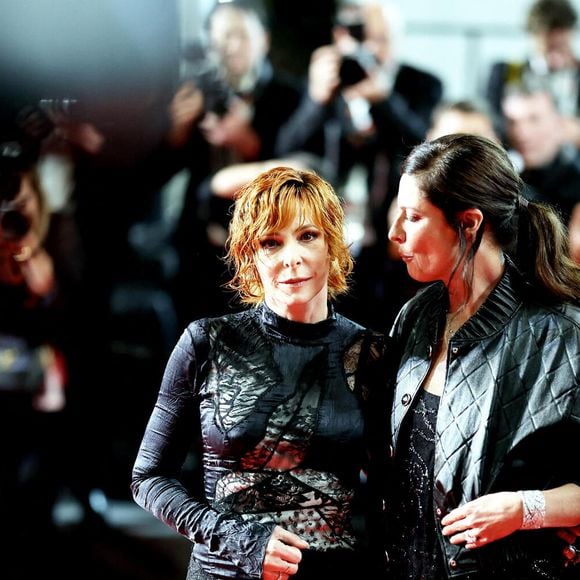 Mylène Farmer, Anna Mouglalis, Yann Gozlan - Montée des marches du film « Dalloway » lors du 78ème Festival International du Film de Cannes, au Palais des Festivals à Cannes. Le 15 mai 2025.

Photo par Jacovides-Moreau / Bestimage