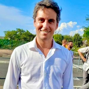 Gabriel Attal lors de la 11ème étape de la 113ème édition du Tour de France à Nevers, France, le 15 juillet 2026.

© Fabien Faure/Bestimage