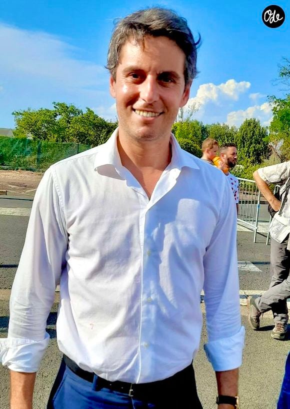 Gabriel Attal lors de la 11ème étape de la 113ème édition du Tour de France à Nevers, France, le 15 juillet 2026.

© Fabien Faure/Bestimage