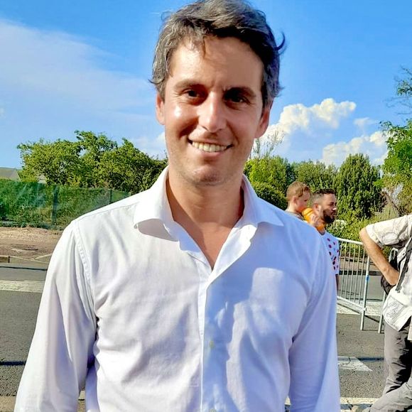 Gabriel Attal lors de la 11ème étape de la 113ème édition du Tour de France à Nevers, France, le 15 juillet 2026.

© Fabien Faure/Bestimage