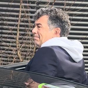En effet, le lundi 5 mai, l'animateur est soupçonné d'avoir été un client régulier d'un trafic de stupéfiants. 
Stéphane Plaza en larmes à la sortie de son procès après avoir été reconnu coupable de "violences habituelles par concubin" et condamné à 12 mois de prison avec sursis, à Paris, France, le 18 février 2025. © Florian Savina/Bestimage