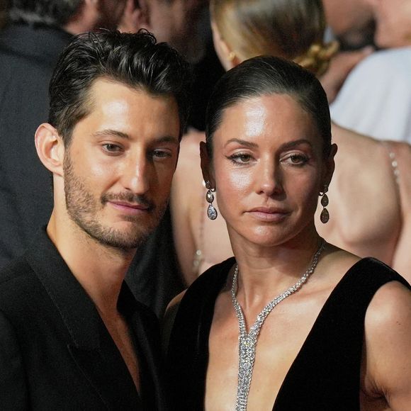 Pierre Niney et sa compagne Natasha Andrews à la montée des marches du film "Le comte de Monte-Cristo" lors du 77ème Festival International du Film de Cannes, au Palais des Festivals à Cannes, France, le 22 mai 2024.