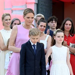 Une vraie leçon de style qui en a mis plein la vue à tout le monde !

Beatrice Borromeo, la princesse Charlene, ses  enfants, le prince héréditaire Jacques et la princesse Gabriella, Charlotte Casiraghi et Tatiana Santo Domingo - Célébration des 20 ans de règne du prince souverain Albert II de Monaco sur la place du Palais à Monaco, le 19 juillet 2025. © Bruno Bebert/Bestimage