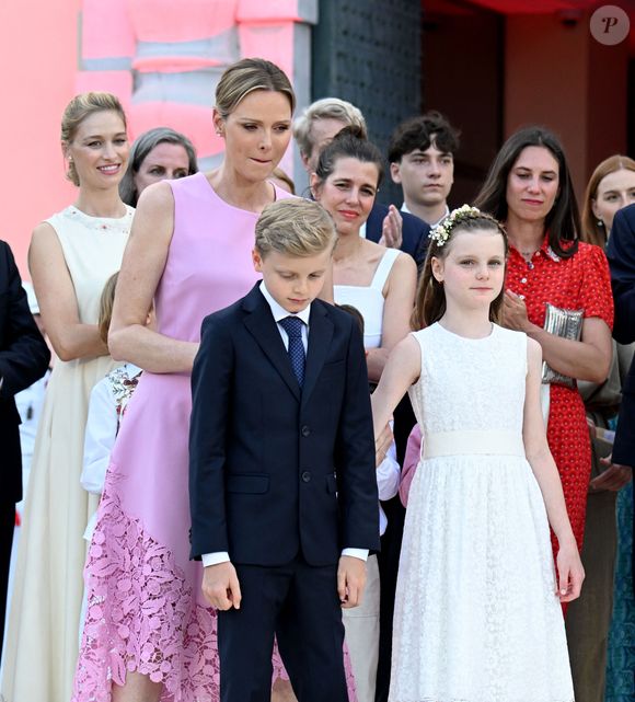 Une vraie leçon de style qui en a mis plein la vue à tout le monde !

Beatrice Borromeo, la princesse Charlene, ses  enfants, le prince héréditaire Jacques et la princesse Gabriella, Charlotte Casiraghi et Tatiana Santo Domingo - Célébration des 20 ans de règne du prince souverain Albert II de Monaco sur la place du Palais à Monaco, le 19 juillet 2025. © Bruno Bebert/Bestimage