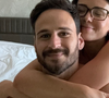 Et de continuer : "Je dois surtout limiter les trajets en voiture - les vibrations rien de mieux pour provoquer des contractions, et dans mon cas les contractions pourraient compresser mon fameux placenta situé vraiment à l’orifice du col, et s’il est endommagé bah… catastrophe pour bébé !!!"

Agathe Auproux présente son fiancé et futur mari, charmant brun au corps d'athlète.